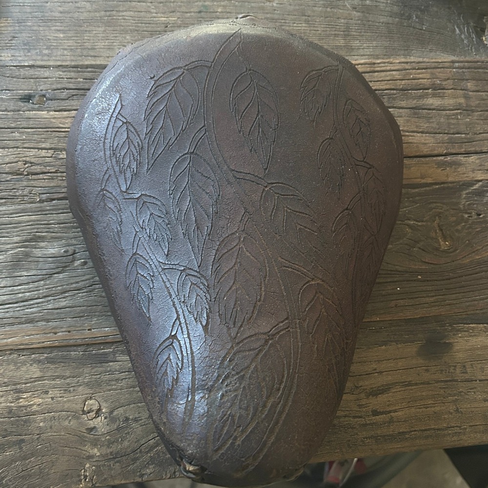 Vintage Handmade Tooled Leather Chopper Motorcycle Seat Custom Leaf Solo Saddle - Picture 5 of 8